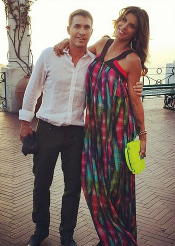 elisabetta_canalis_e_brian_perri_si_godono_il_bellissimo_tramonto_dallisola_blu_4b8a