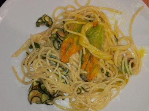 spaghetti fiori zucca e caciotta sorrento.jpg