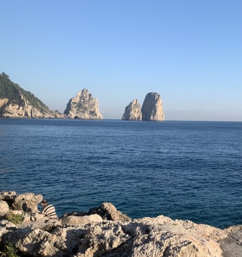 Inverno a Capri: L'Incantevole Scenario dei Faraglioni in una Foto da Sogno