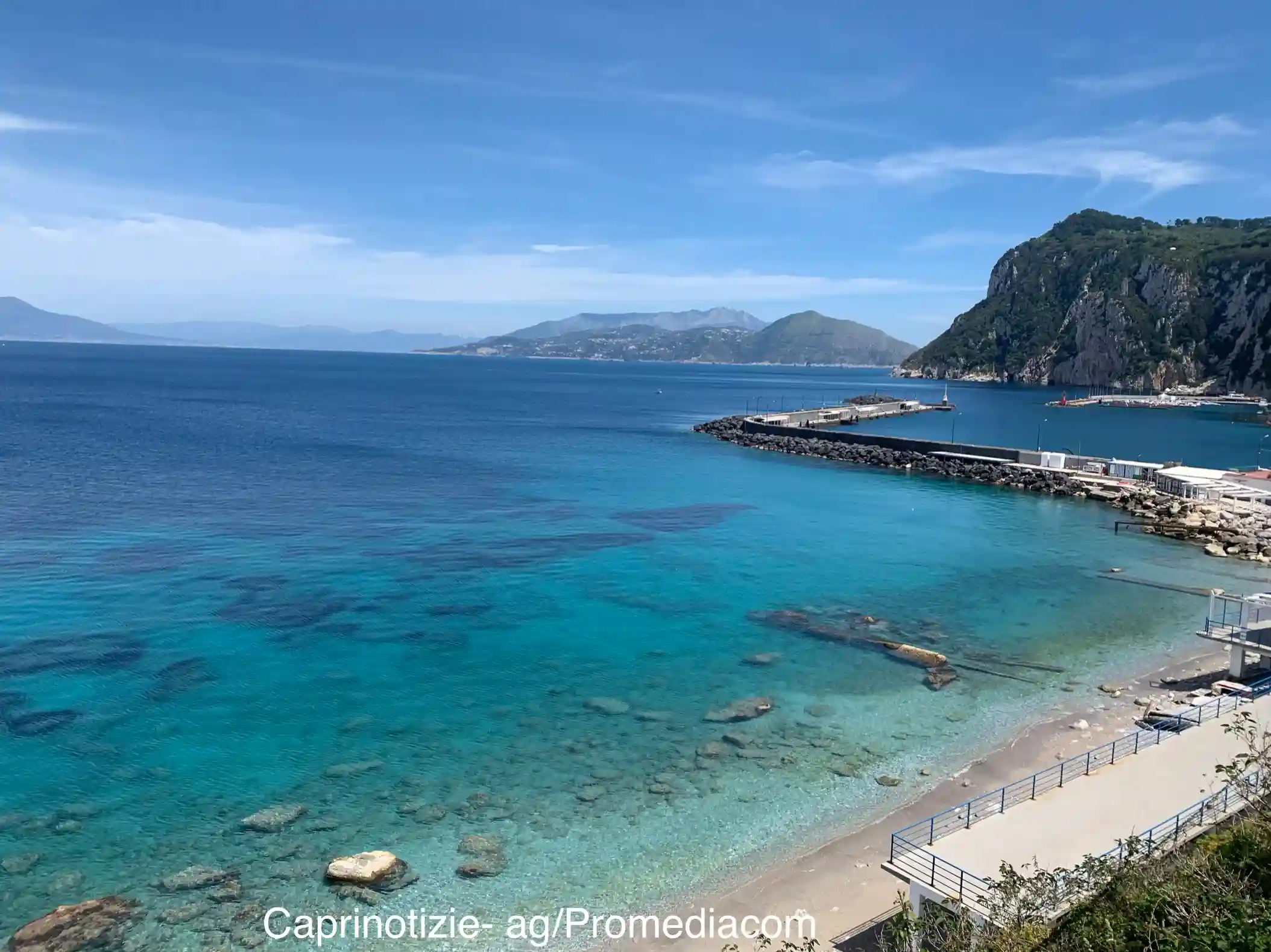 Vista panoramica di Capri con il mare